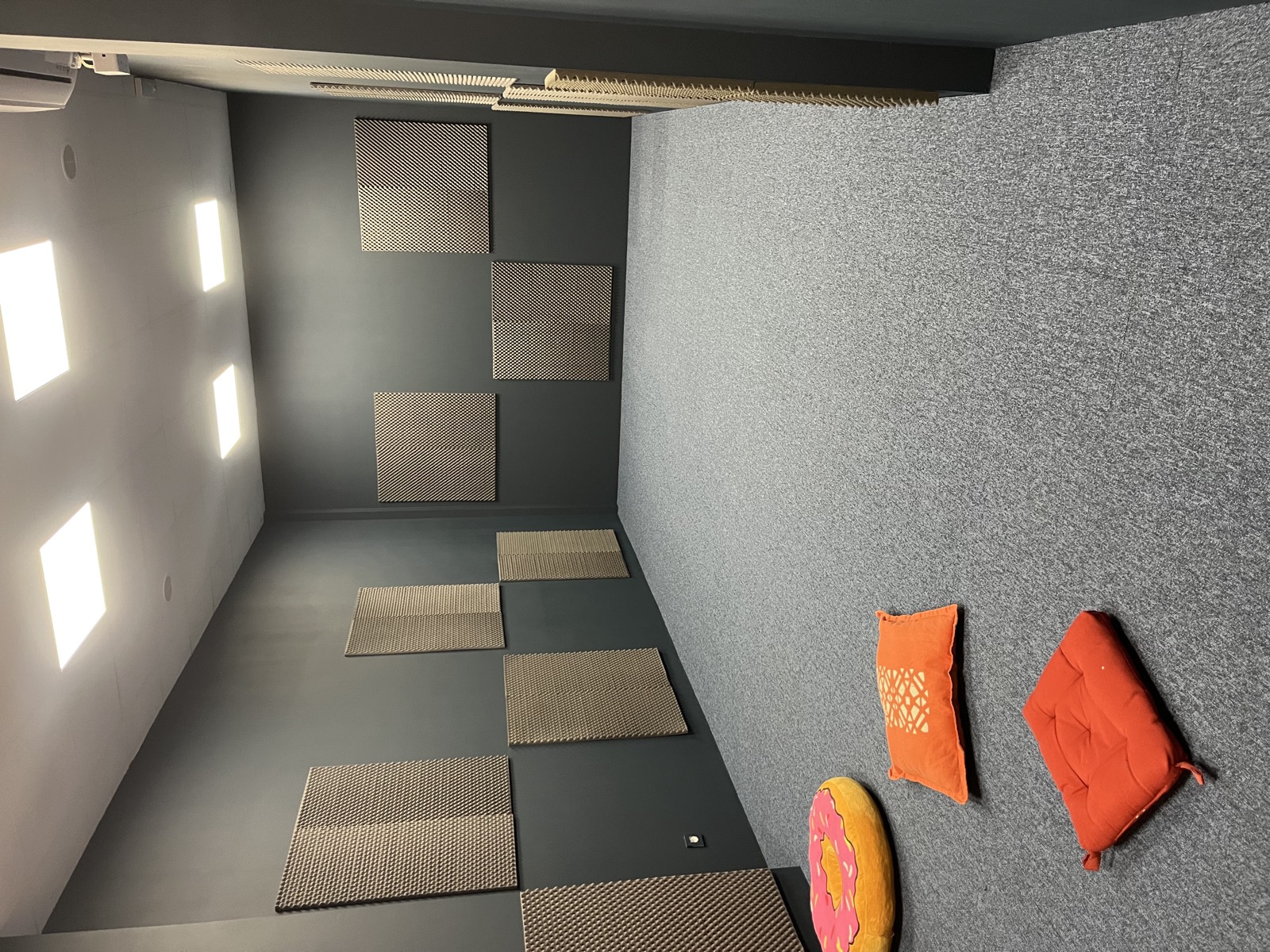 Sala insonorizada con cojines