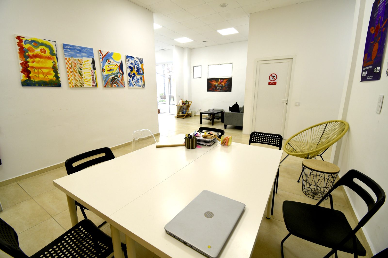 Sala abierta y luminosa para talleres creativos
